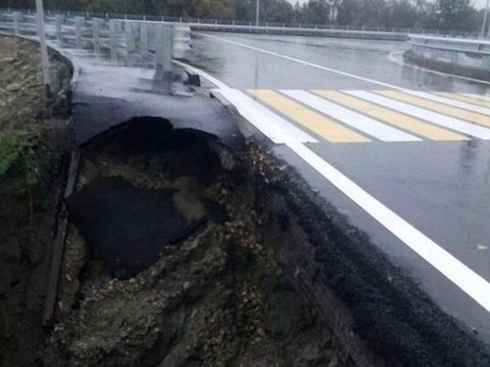 Брянские чиновники объяснили, почему рушится новая дорога