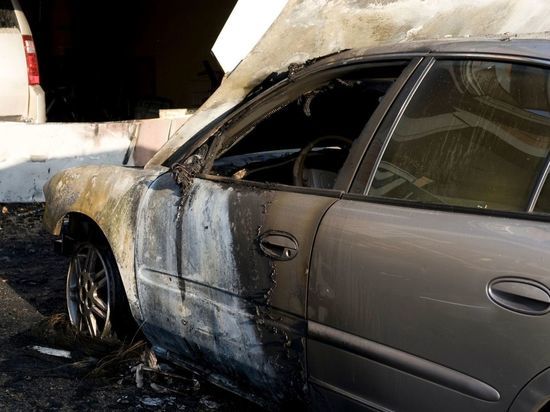 В горящих гаражах на Шафировском обвалились крыши: пожарные чудом успели выбраться из огня