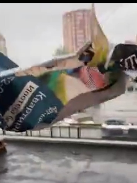Рекламный баннер в Туле сорвало с фасада здания ветром