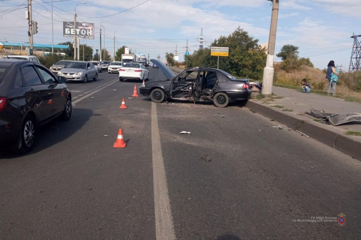 Дети после аварии волгоград. Авария в Волгограде сегодня в Тракторозаводском районе. ДТП В октябре 2021 в Волгоградской. ДТП В Волжском вчера на ГЭС.