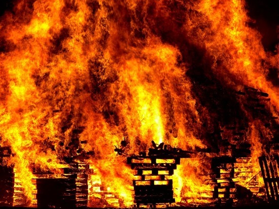 27 человек тушили охваченный сильным пламенем частный дом