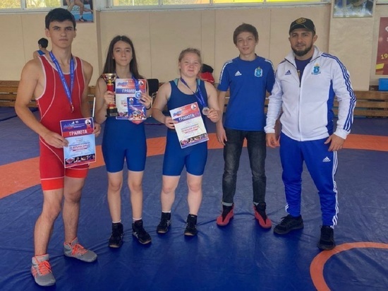 Серебро и бронзу всероссийских соревнований завоевали юные борцы из ЯНАО