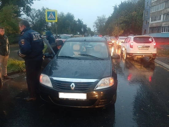 На улице Новоселов в Рязани Renault сбил женщину с двумя детьми
