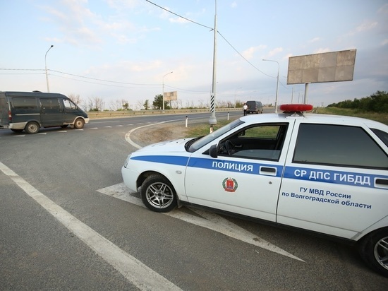 Полиция ищет водителя, сбившего пешехода на трассе под Волгоградом