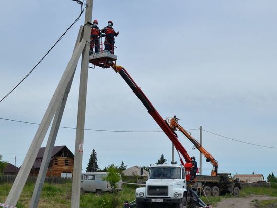 Сильный ветер оборвал провода на ЛЭП в двух районах Хакасии