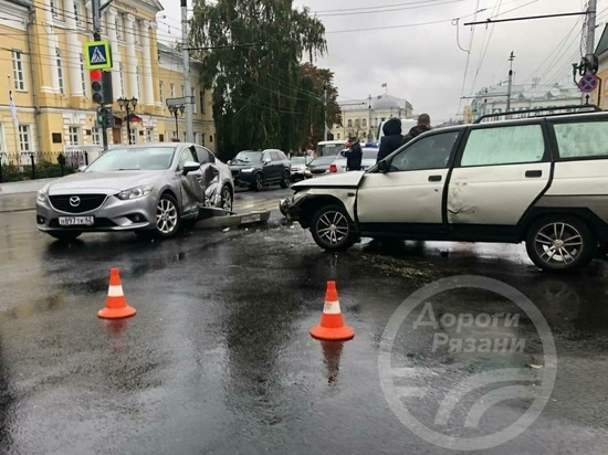 В Рязани около «Политеха» столкнулись Mazda и «Лада»