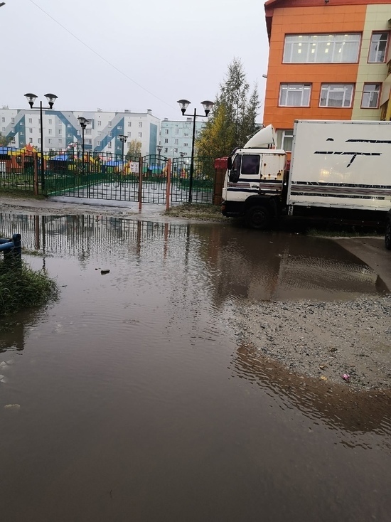 Жильцы соседнего дома должны отремонтировать дорогу около детсада в Ноябрьске