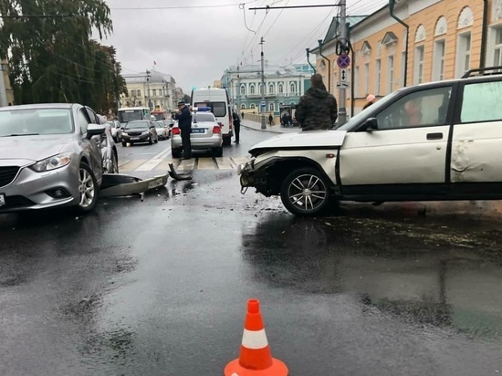 В центре Рязани в ДТП с участием Mazda пострадали две женщины
