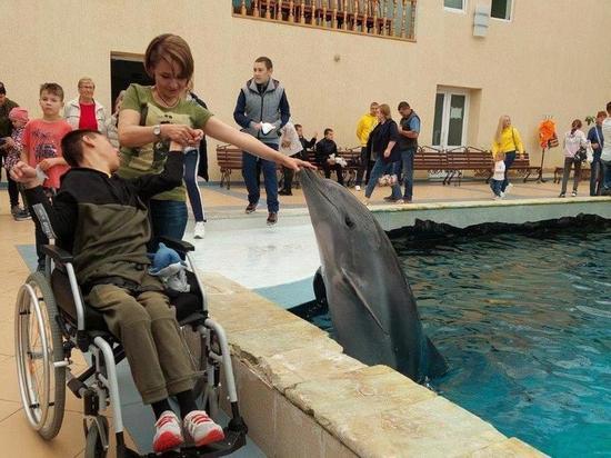 Каскад Кубанских ГЭС организовал поездку в дельфинарий для детей-инвалидов