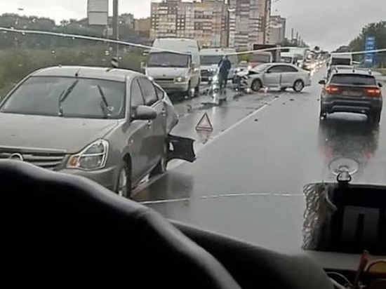 В Брянске столкнулись две машины на улице Бурова