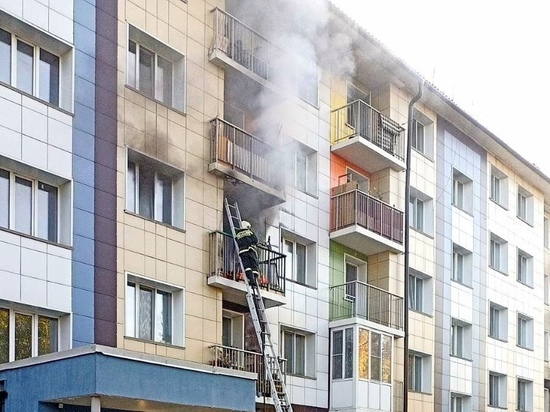 В Кызыле из-за окурка с верхнего этажа произошел пожар - спасены люди