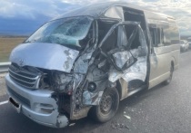 На федеральной дороге «Байкал» водитель минивэна Toyota Regius выехал на встречную полосу и врезался в грузовик Hino