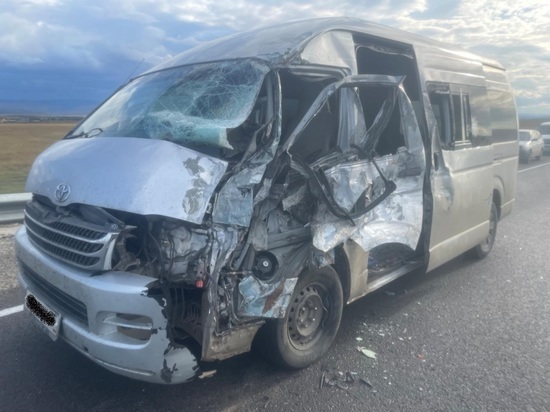 Водитель Toyota Regius на встречной врезался в грузовик на трассе в Забайкалье