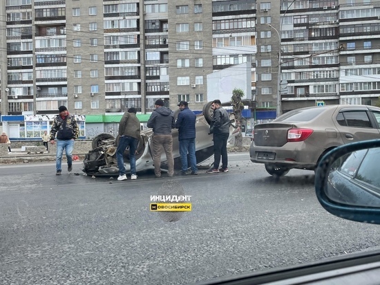 Иномарка перевернулась на крышу из-за ямы в центре Новосибирска