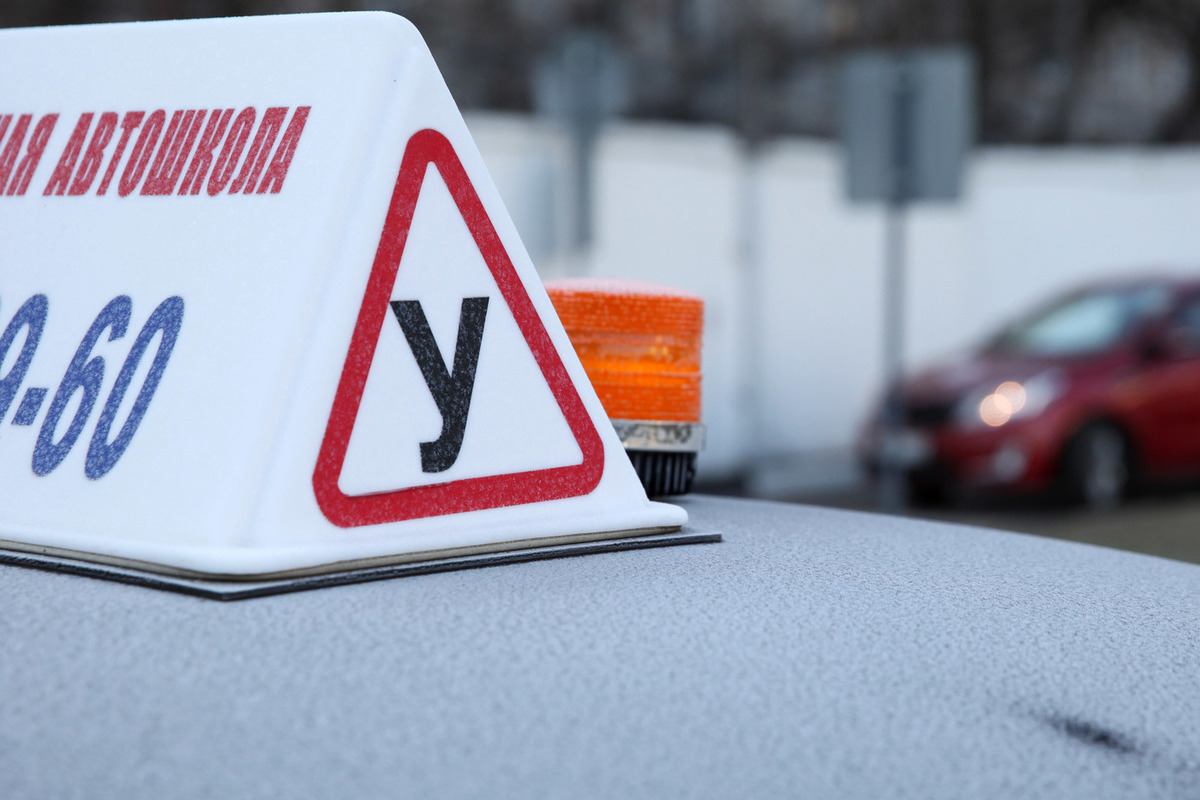 Автоинструктор обобрал ученицу, устроив фальшивый экзамен на права
