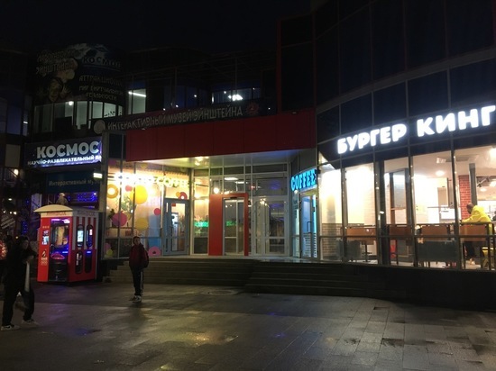 С кинотеатра "Пионер" пропала вывеска "Магнит"