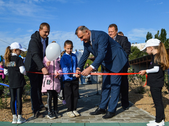 В Донецке открыли новую детскую площадку