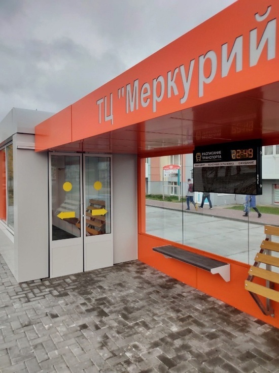 Дверь закрыта: люди мерзнут рядом с новой теплой остановкой в Губкинском