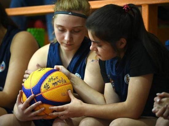 В Челябинске звезды баскетбола встретились с юными спортсменами
