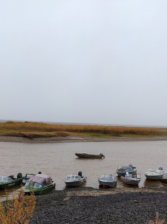 Шторм разбросал моторные лодки на реке в Салехарде