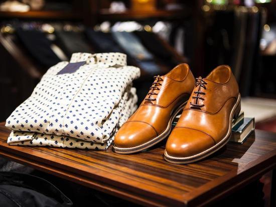 Предприниматель из Кальчугинского района торговала контрафактной обувью