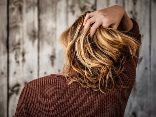 Трихолог Егорова перечислила главные причины выпадения волос