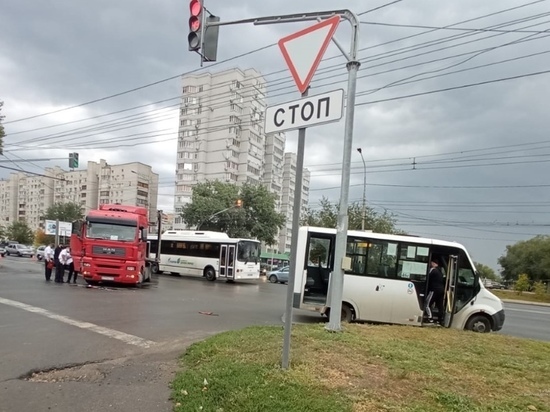При столкновении фуры с маршруткой в Волгограде пострадали 2 человека