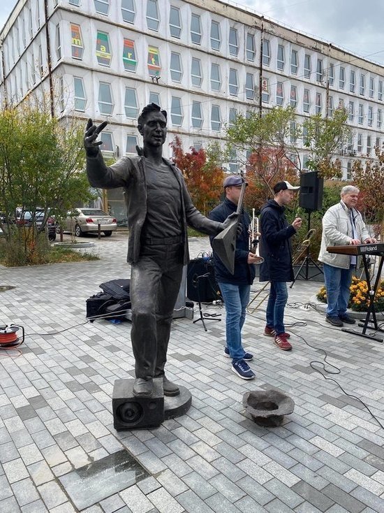 На улице Урицкого в Иркутске установили статую музыканта с балалайкой