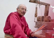 В Республике Бурятия историк-этнограф Виктор Иванов показал мастер-класс по изготовлению семейского пояса