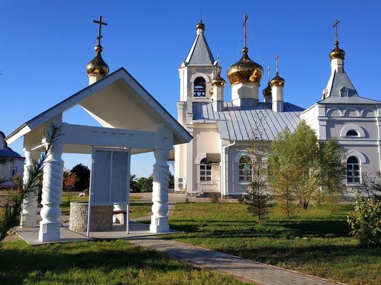 На узких улочках были машины, во дворах лаяли собаки, а вот людей почему-то не заметили