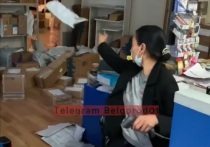 В соцсетях появилось видео, на котором сотрудница отделения почты в Белгороде швыряет на расстояние нескольких метров посылки клиентов
