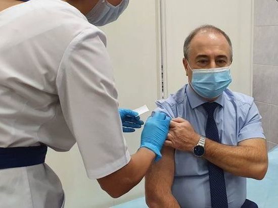 Министр здравоохранения Красноярского края поставил прививку от гриппа
