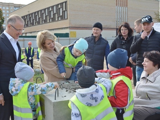 В серпуховском микрорайоне имени Ногина заложили капсулу в основание будущего детского сада