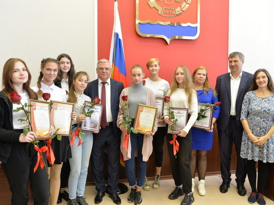 Евгений Люлин наградил волонтеров из города химиков, собиравших подписи за присвоение звания