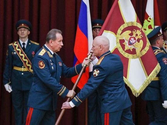 Генерал армии вручил командующему Северо-Кавказским округом Росгвардии личный штандарт