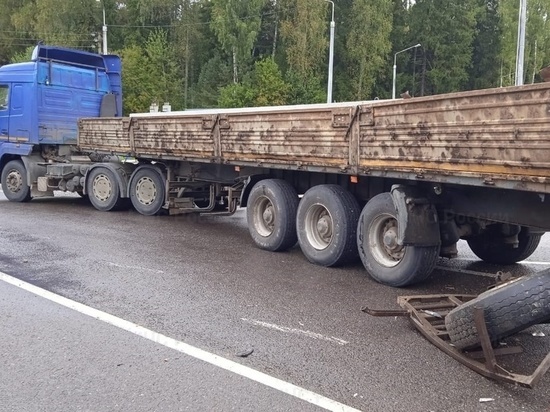 Микроавтобус врезался в МАЗ на трассе М-3 в Калужской области