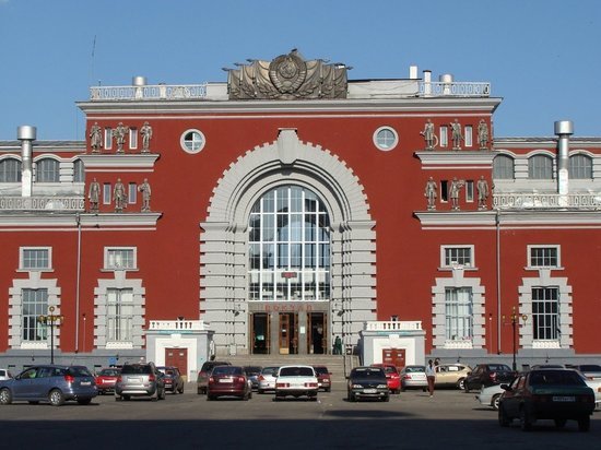 На железнодорожном вокзале Курска началась реконструкция фасада