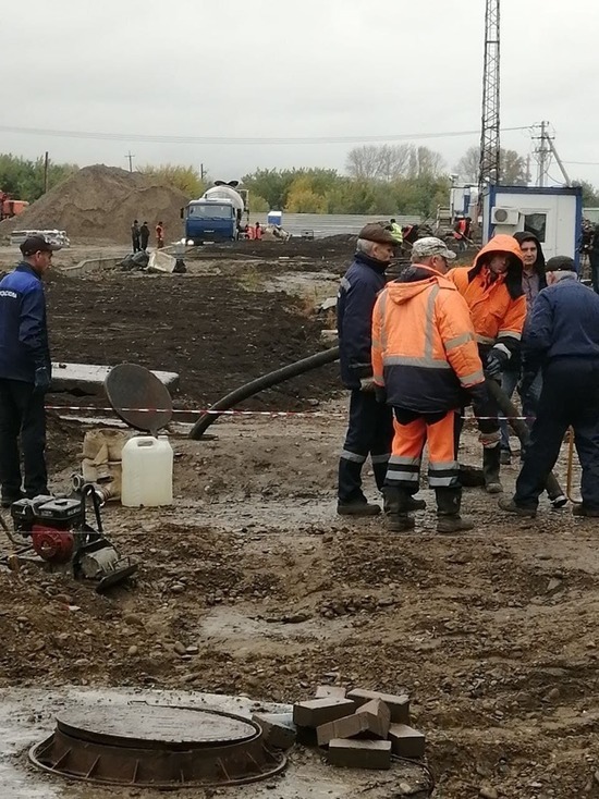 Три дома остались без воды из-за мусора в канализации Красноярска