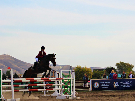 В Хакасии вторую неделю подряд проводят конные соревнования
