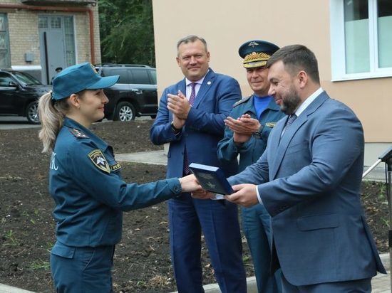 Сотрудники МЧС ДНР получили ключи от квартир в Донецке