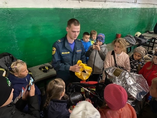 Новгородские спасатели показали школьникам, как работают дыхательные аппараты