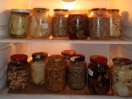Холодильники ломятся: новосибирцы выкладывают в соцсетях фото грибных заготовок на зиму