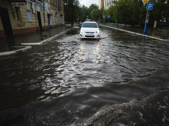 В Астрахани коммунальщики устраняют последствия непогоды