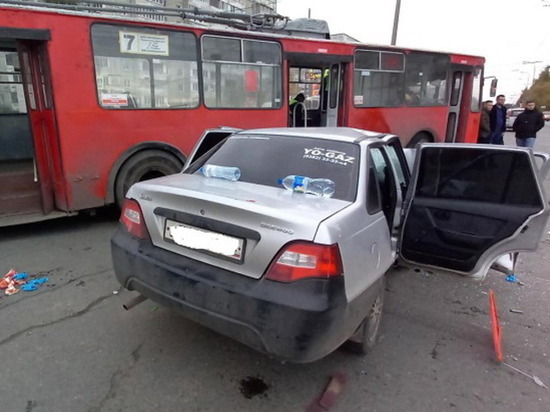 Два пассажира госпитализированы после столкновения иномарки с троллейбусом в Йошкар-Оле