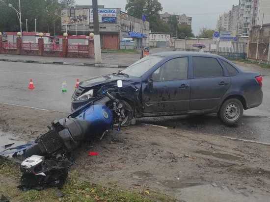 Мотоциклист без прав столкнулся с незарегистрированной легковушкой в Твери