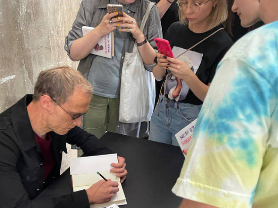 Неизвестный мужчина раздавал автографы от имени Пелевина в Москве