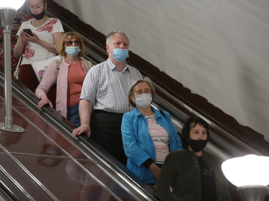 Петербуржцам придется носить маски до конца октября