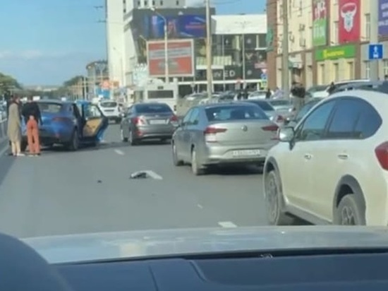 В Ростове водитель «Порше» врезался в «Мерседес» и скрылся с места ДТП