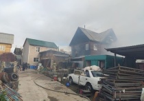 Около половины четвертого дня на центральный пульт пожарной охраны поступило сообщение о том, что по улице Проточная в столице Бурятии вспыхнул жилой дом