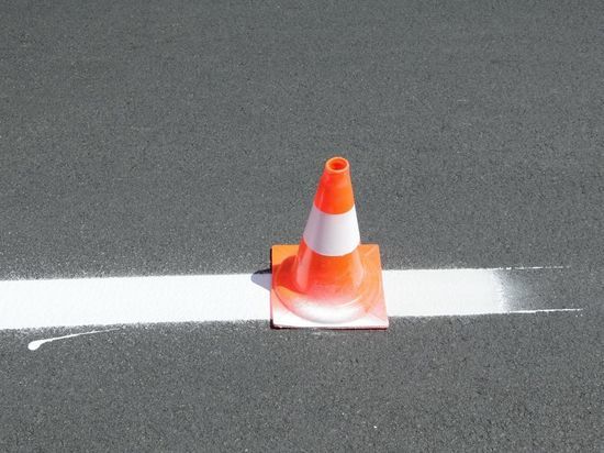 На семи трассах в Ленобласти дорожники ограничили движение